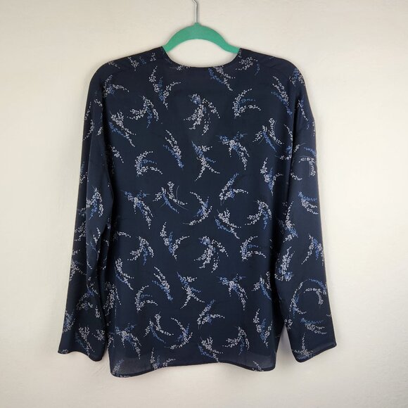 Vince Navy Blue Sprig Floral Print V-Neck Popover Blouse sz M - Picture 2 of 10